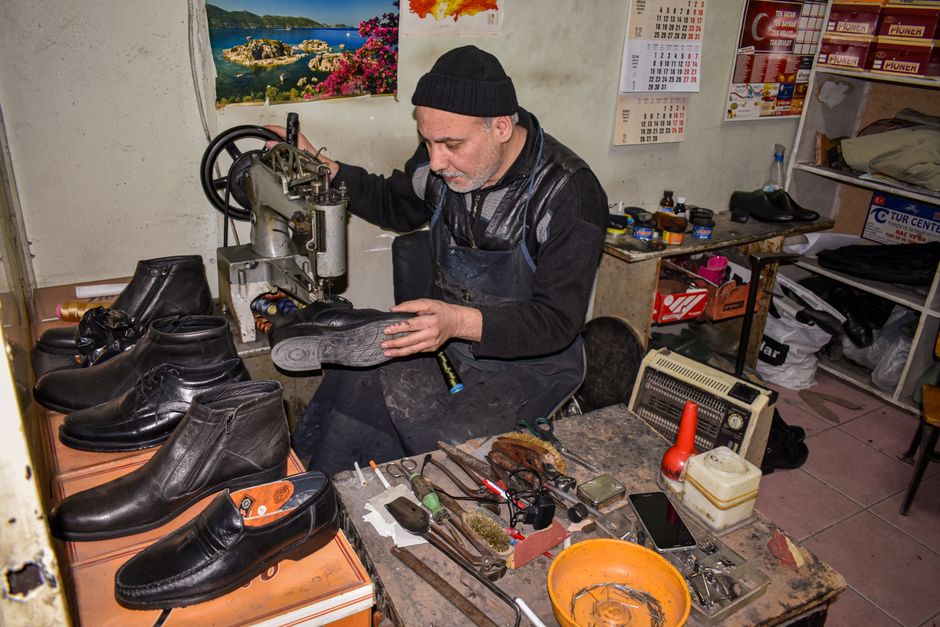 Postolar mijenja đon na cipeli
